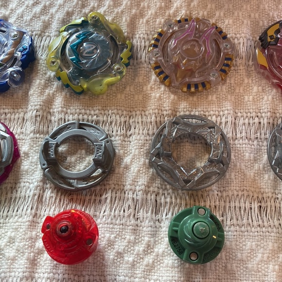 Beyblade lot! Everything you need to start playing beyblade. - Picture 4 of 6